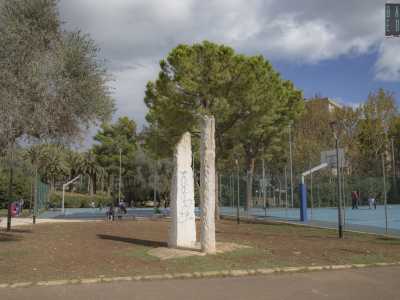 ...la seconda � la Grande Meridiana: un orologio solare formato da due grandi monoliti in pietra di Trani, la cui forma ricorda quella dei menhir. Purtroppo anche quest�opera � stata scarabocchiata con gli spray